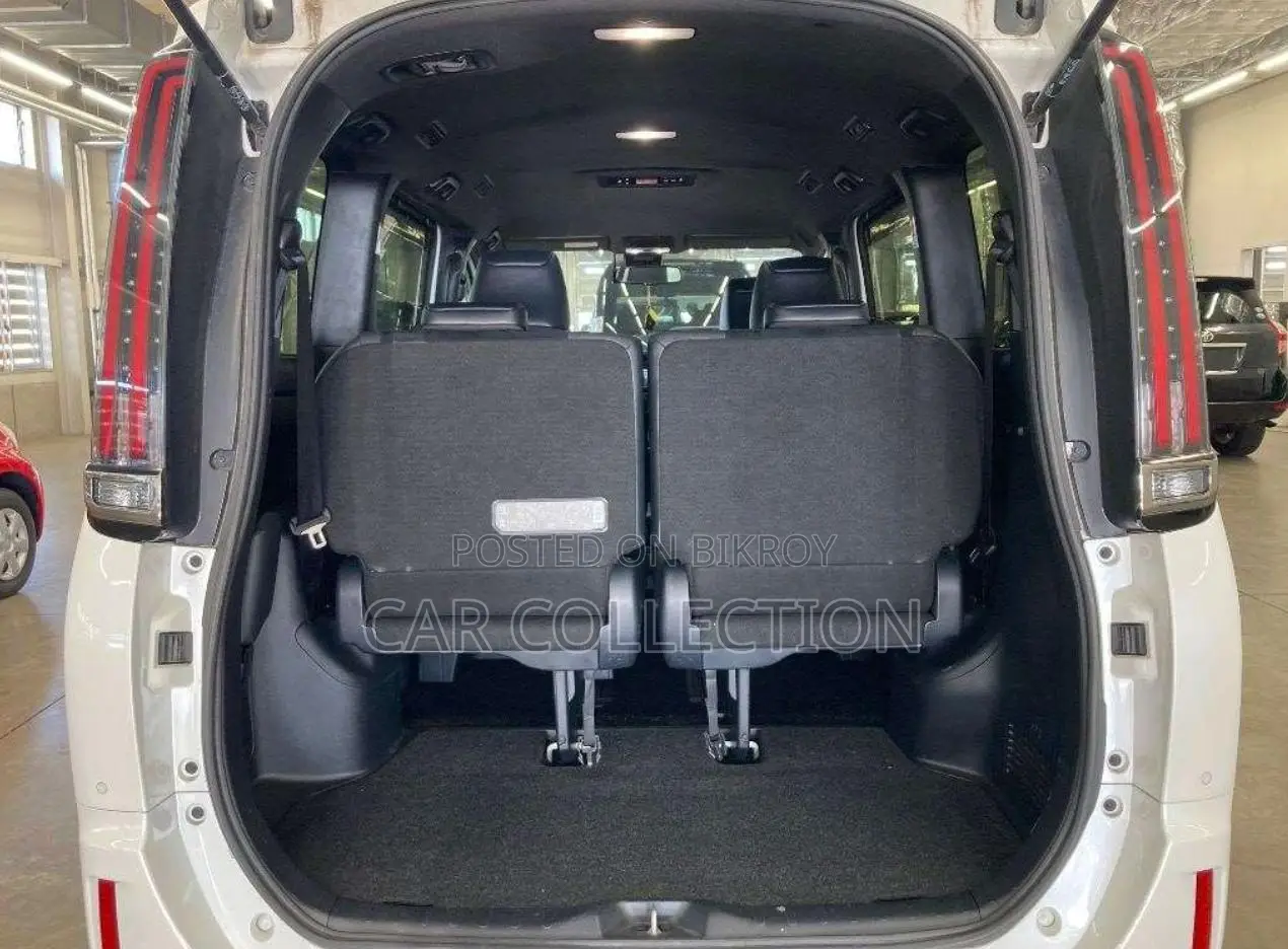 Toyota Esquire 2020