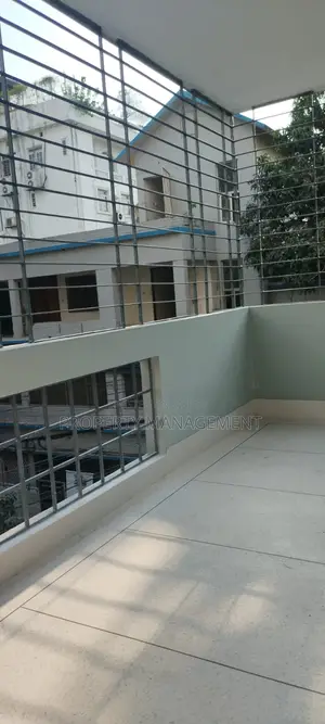 ২৫০০ বর্গফুট আনফার্নিশড অ্যাপার্টমেন্ট ভাড়া, ৩ বেড ৪ বাথ, গুলশান ১, চমৎকার ভিউ