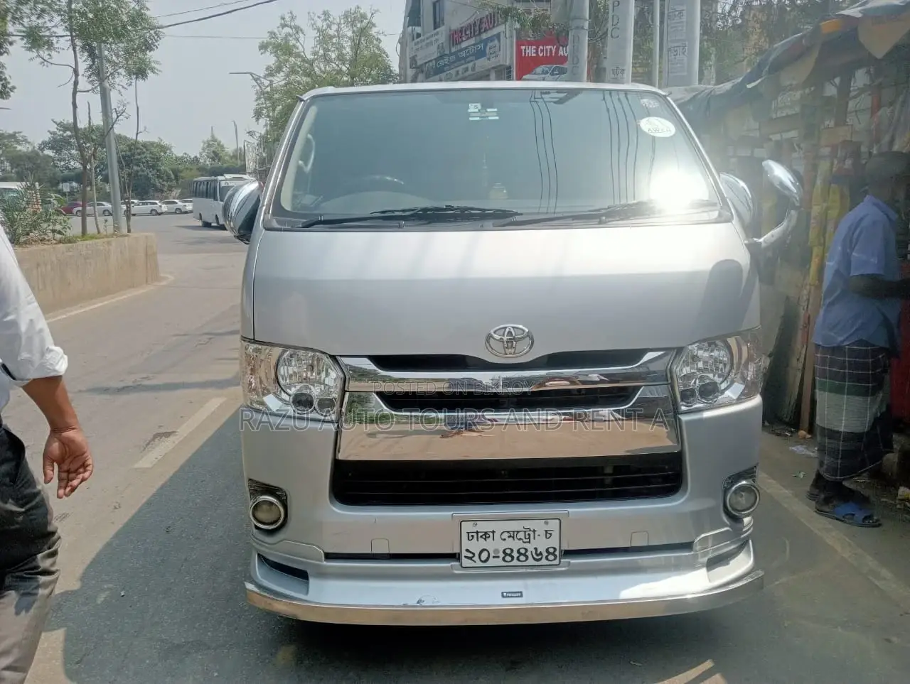 Hiace For Rent (11 Seats)