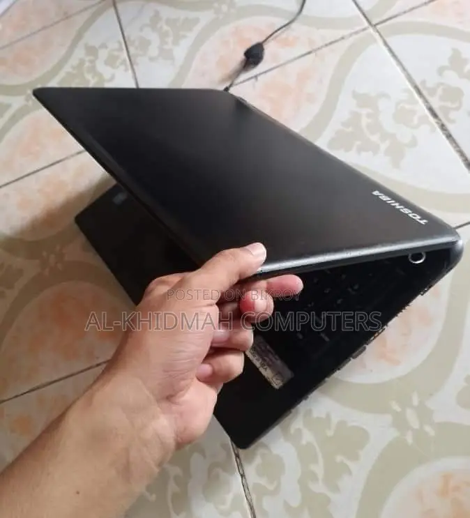Toshiba Laptop, 2GB RAM, 320GB Hard Disk