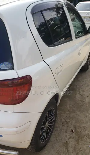 Toyota Vitz . 2004