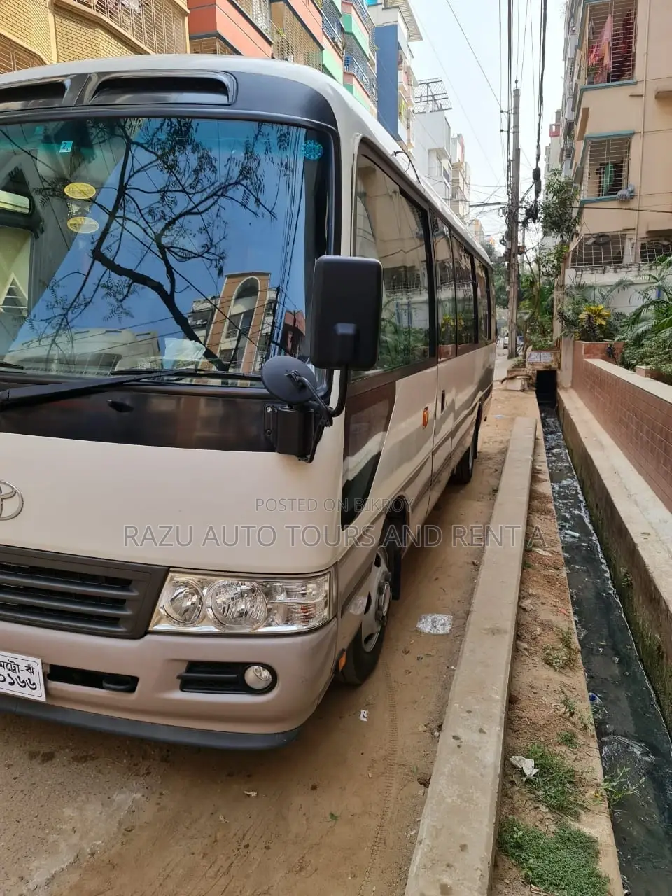 Niassan Coster Bus For Rent (29 Seats)
