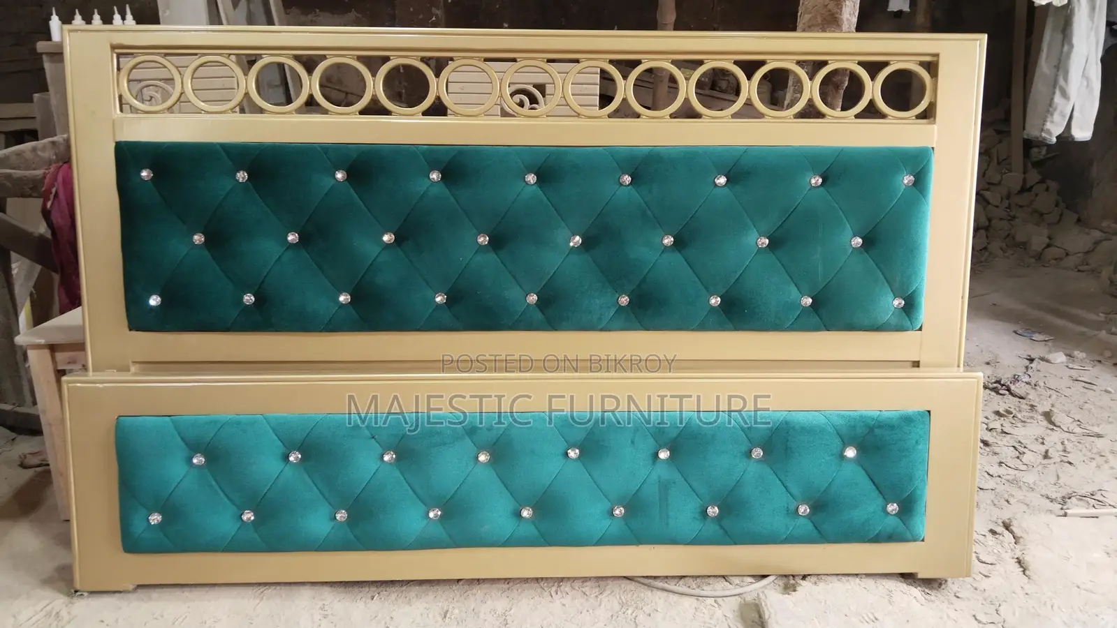 BED 6/7 FEET VELVET. M # 6890