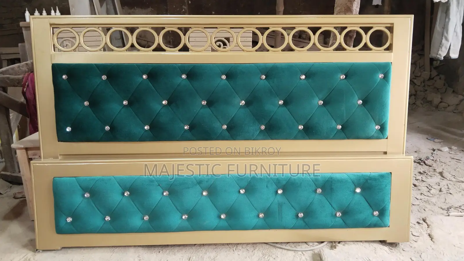 BED 6/7 FEET VELVET. M # 6890