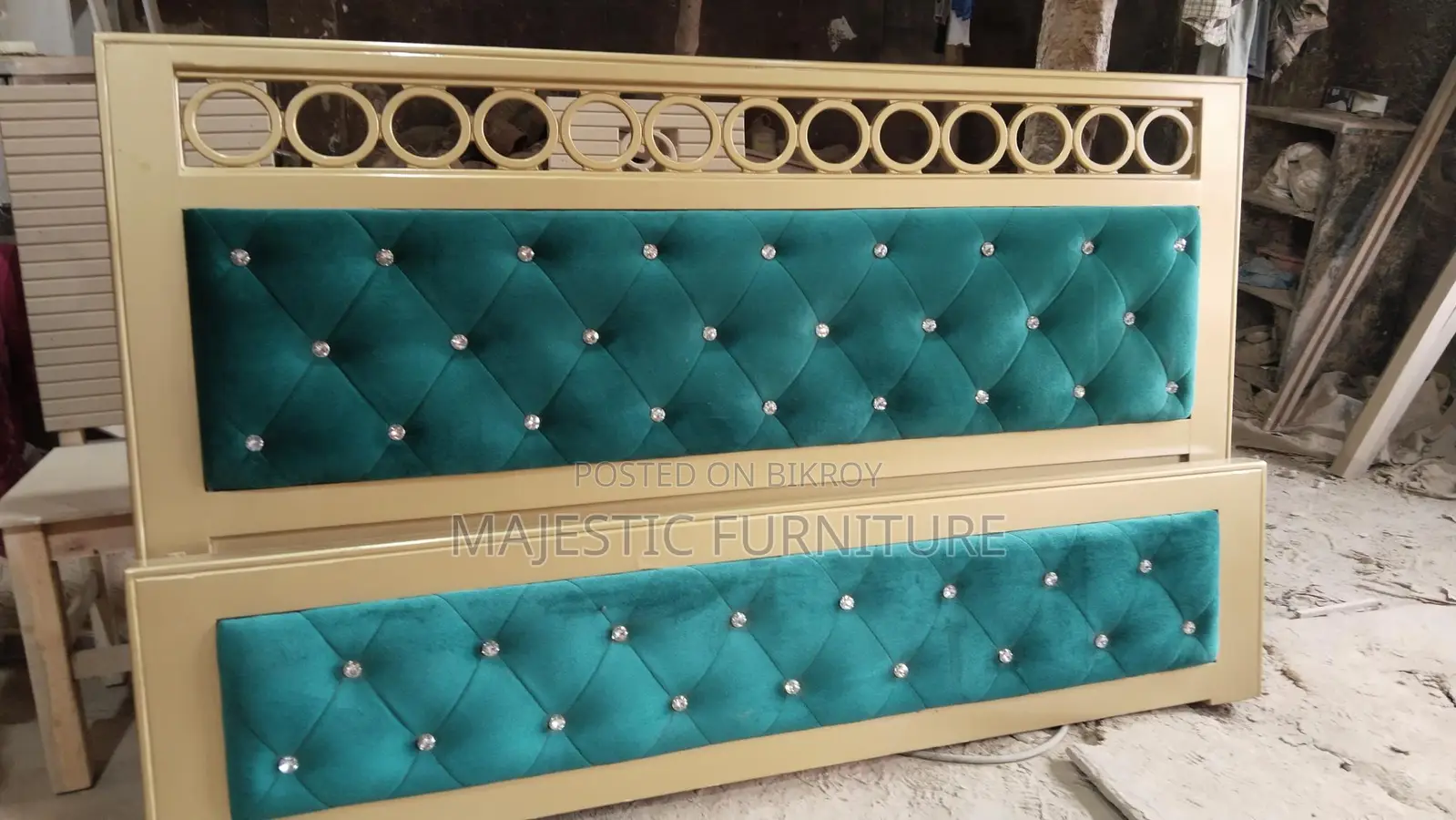 BED 6/7 FEET VELVET. M # 6890