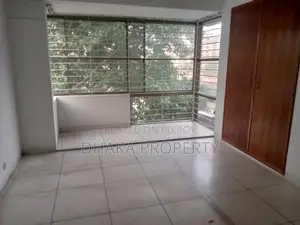 গুলশানে লেক ভিউ ২৩৫০ বর্গফুটের আন-ফার্নিশড ৩ বেডরুমের অ্যাপার্টমেন্ট ভাড়া