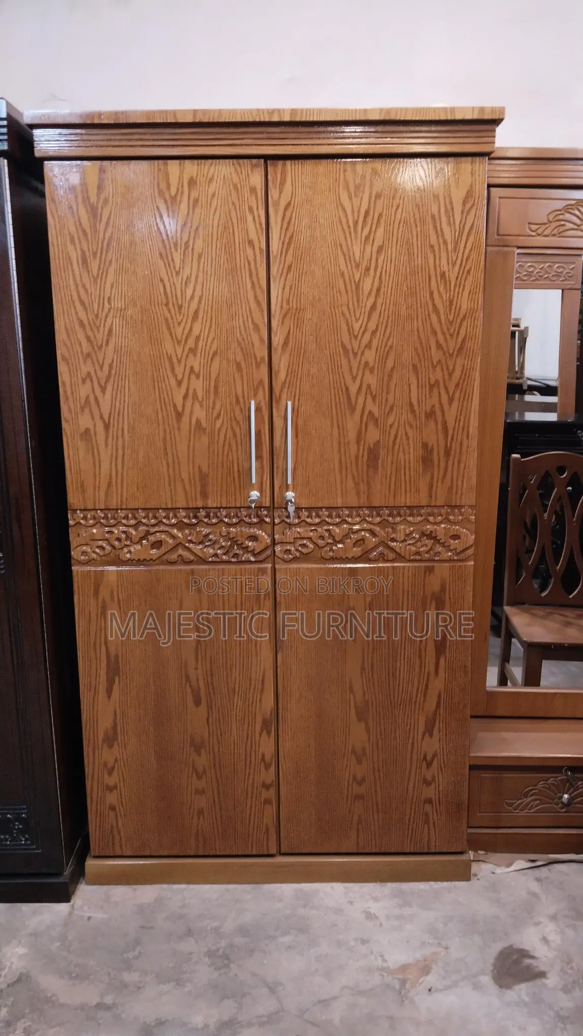 নতুন আলমারি কানাডিয়ান ওক ভিনিয়ার। মডেল # ৬১১
