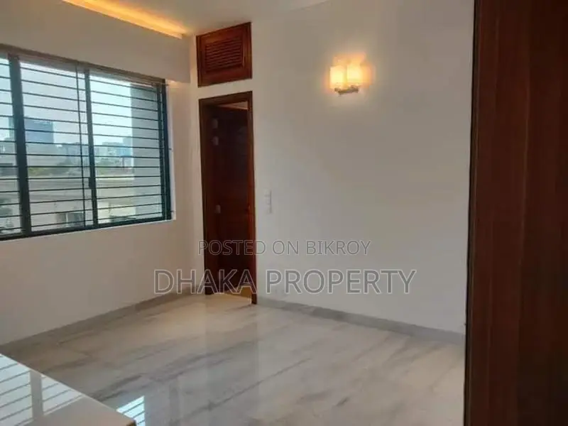 (জিম-সুইমিং) গুলশানে ৪ বেডরুমের বিলাসবহুল অ্যাপার্টমেন্ট ভাড়া