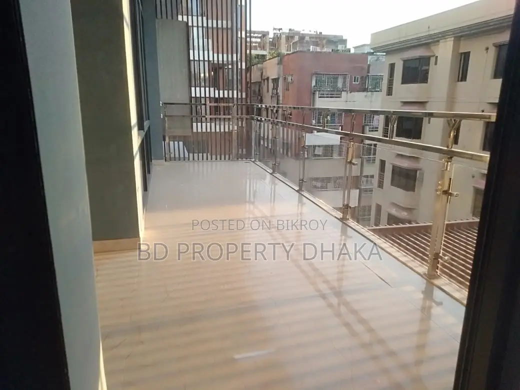 গুলশানে ৩৮০০ বর্গফুটের ৪ বেডরুমের জিম/পুল সুবিধাসহ চমৎকার অ্যাপার্টমেন্ট ভাড়া