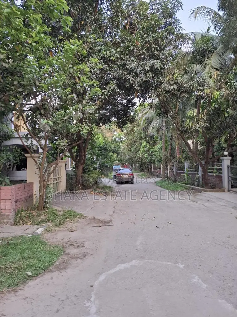 VERY URGENT NIKUNJO=1, 3 KATHA PLOT FOR SALE