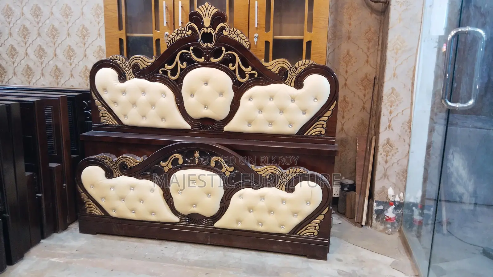 NEW BED 6/7 FEET LEATHER. M # 471