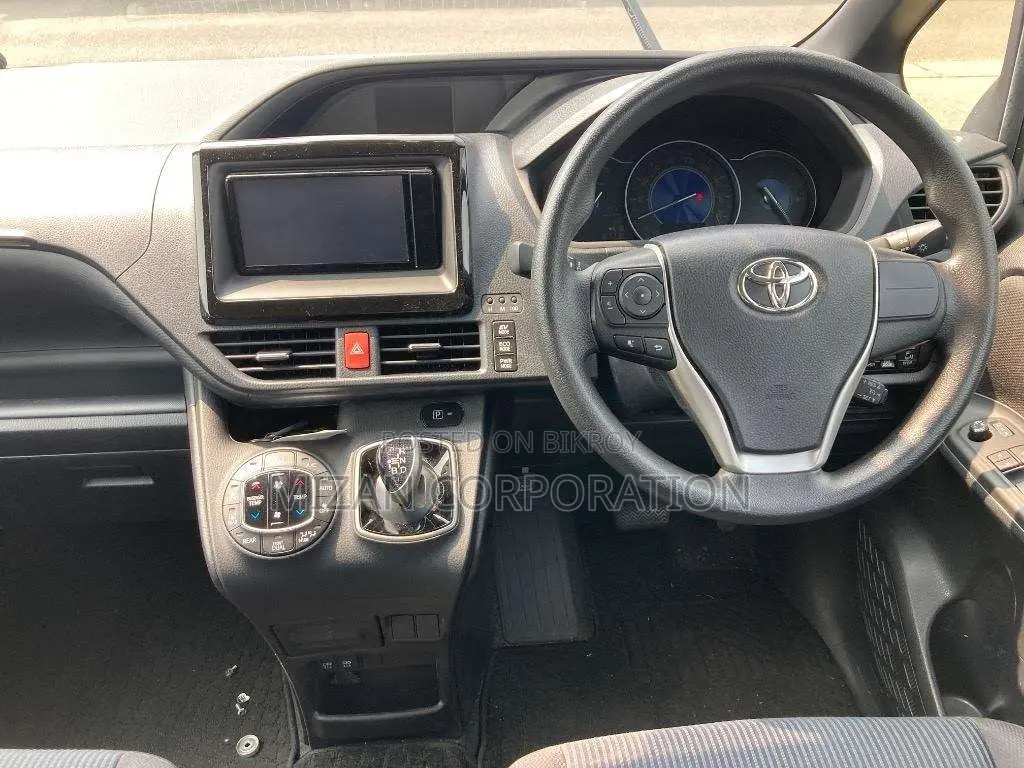 Toyota Voxy X Package-Silver 2020