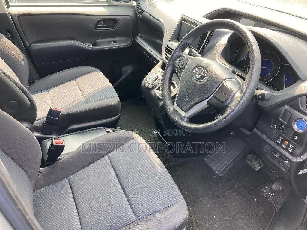 Toyota Voxy X Package-Silver 2020