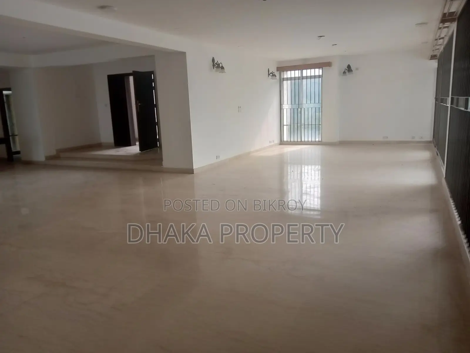 গুলশান-১ এ ৪-বেড-২-কার পার্কিং সহ চমৎকার অ্যাপার্টমেন্ট ভাড়া