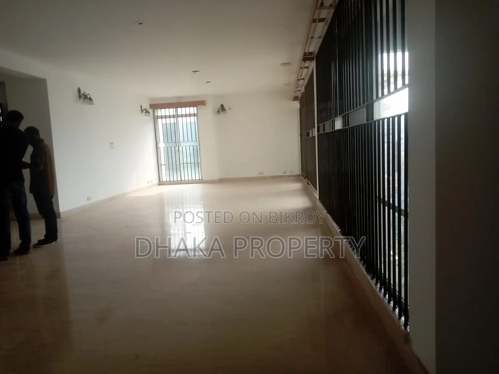 গুলশান-১ এ ৪-বেড-২-কার পার্কিং সহ চমৎকার অ্যাপার্টমেন্ট ভাড়া