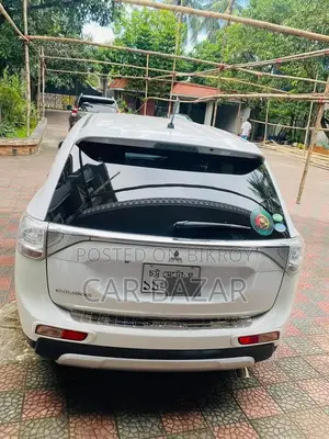 মিতসুবিশি আউটল্যান্ডার ২০১৪ সাদা