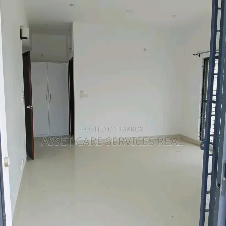 গুলশানে সুইমিং ও জিম সুবিধাসহ ৪ বেডের আন-ফার্নিশড অ্যাপার্টমেন্ট ভাড়া
