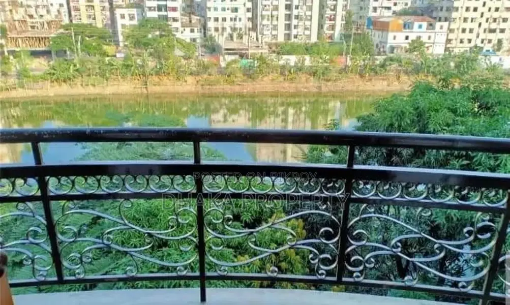 গুলশান-২ এ লেক ভিউ ৫ বেডরুমের (৪২০০ বর্গফুট) অ্যাপার্টমেন্ট ভাড়া