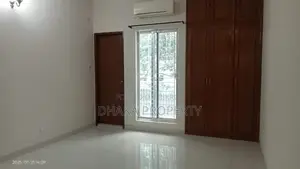 গুলশানে ৩ বেডরুমের সেমি-ফার্নিশড অ্যাপার্টমেন্ট ভাড়া