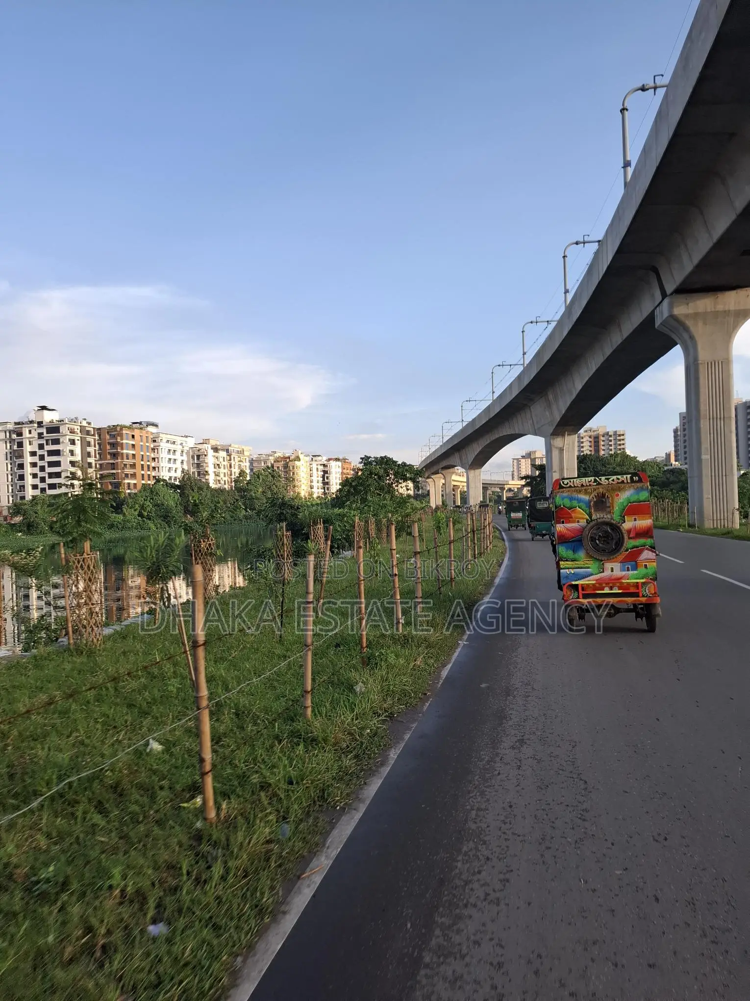 ৬০×৩০ কর্নার ডিরেক্ট লেক ফেসিং প্লট