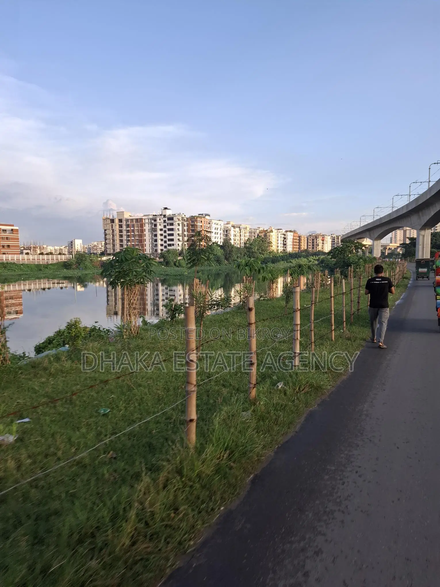 ৬০×৩০ কর্নার ডিরেক্ট লেক ফেসিং প্লট