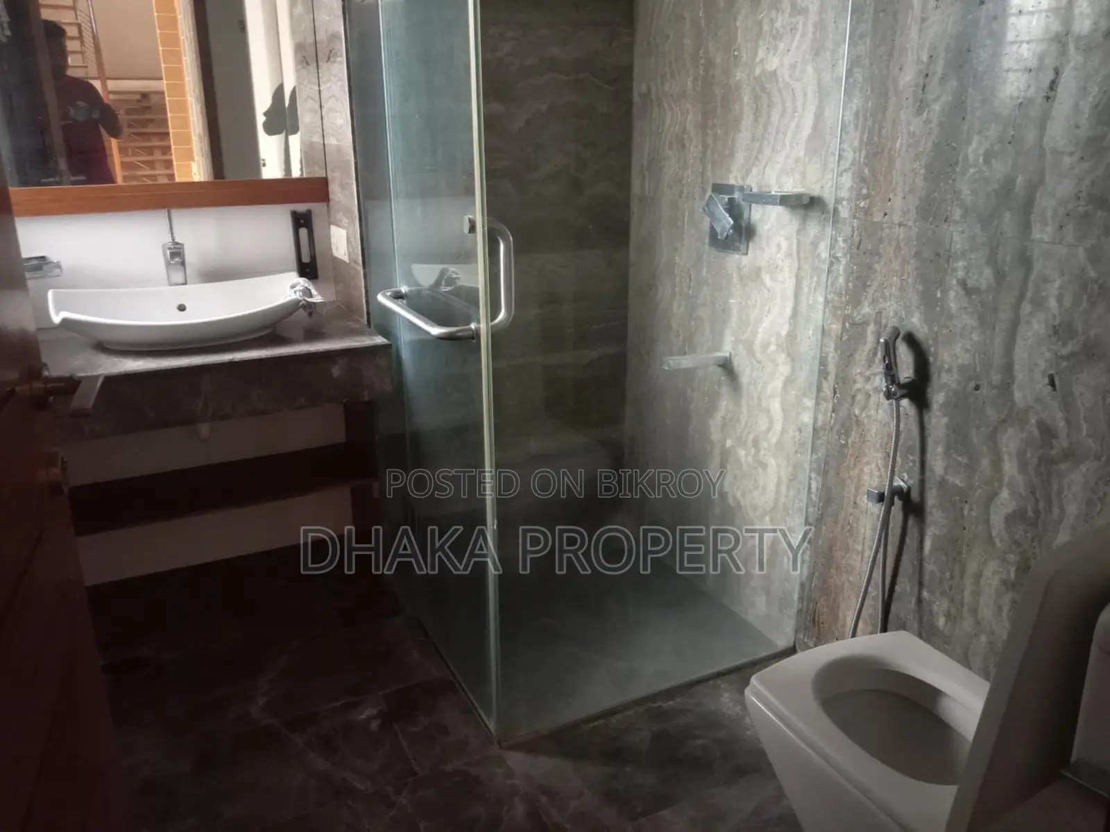 গুলশানে ৪২০০ বর্গফুটের ডুপ্লেক্স বিলাসবহুল অ্যাপার্টমেন্ট ভাড়া