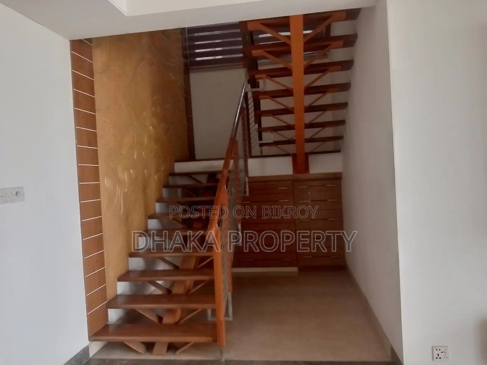 গুলশানে ৪২০০ বর্গফুটের ডুপ্লেক্স বিলাসবহুল অ্যাপার্টমেন্ট ভাড়া