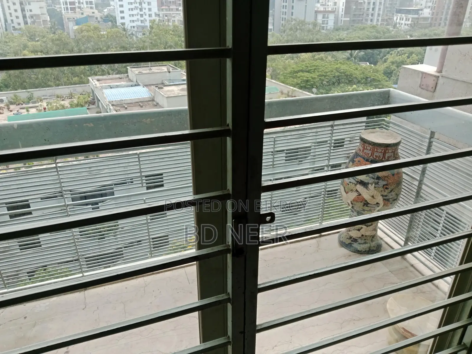 বনানী উত্তরে লেক ভিউ সেমি-ফার্নিশড ৪ বেডরুমের অ্যাপার্টমেন্ট ভাড়া