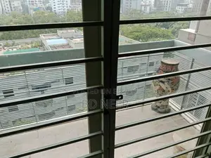 বনানী উত্তরে লেক ভিউ সেমি-ফার্নিশড ৪ বেডরুমের অ্যাপার্টমেন্ট ভাড়া