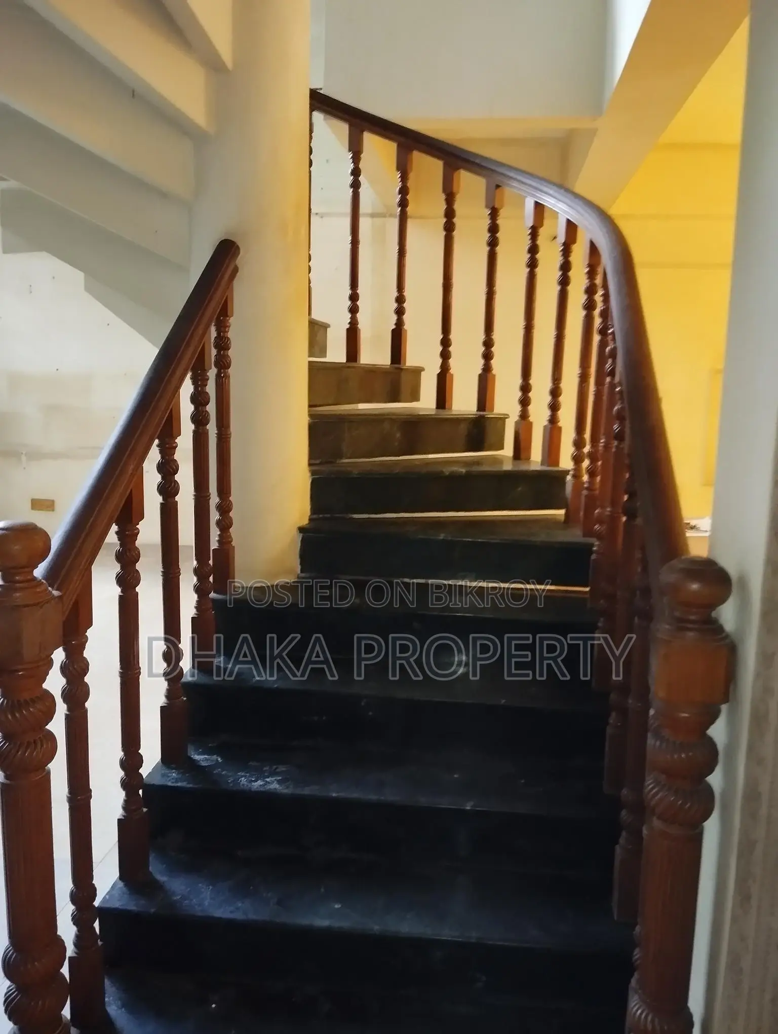 LUXURY SEMI-FURNISHED DUPLEX FLAT FOR RENT IN GULSHAN