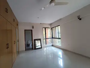 বনানীতে লেক ভিউ ৩ বেড সেমি-ফার্নিশড এক্সক্লুসিভ অ্যাপার্টমেন্ট ভাড়া