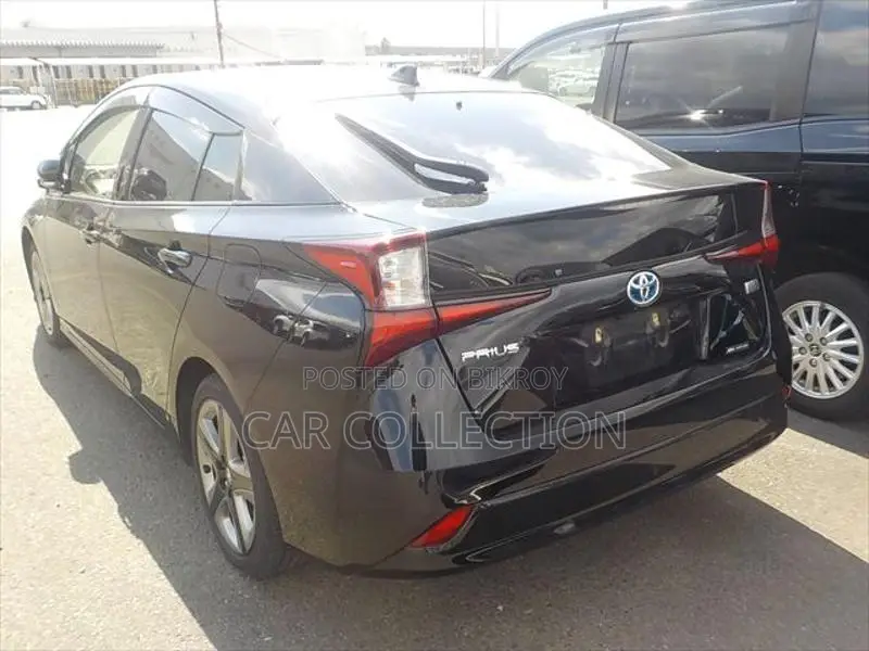 Toyota Prius s 2020