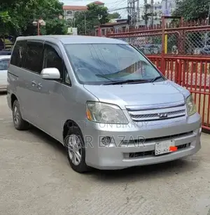 Toyota Noah 2005 Silver