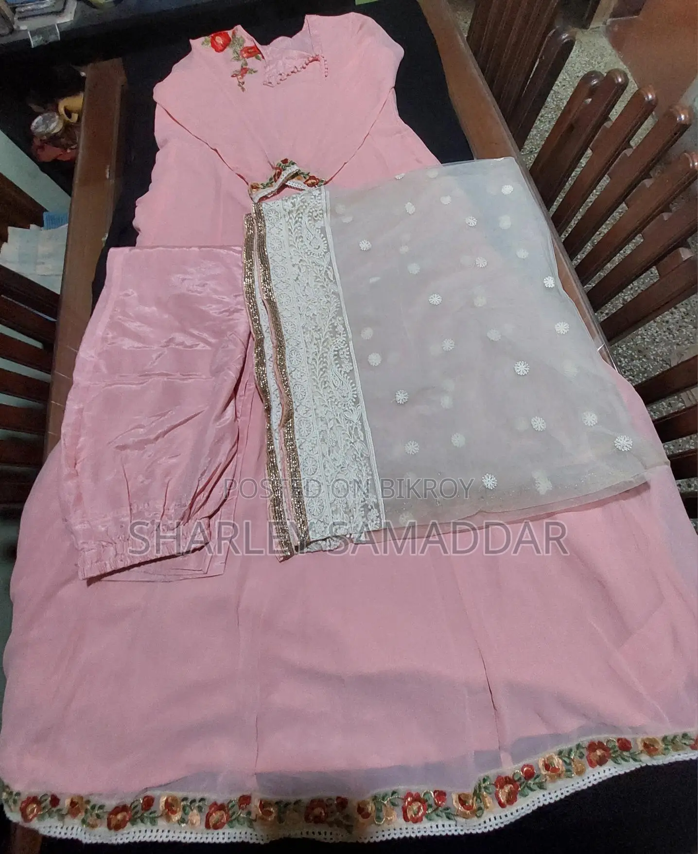 সেলাই করা থ্রি-পিস
