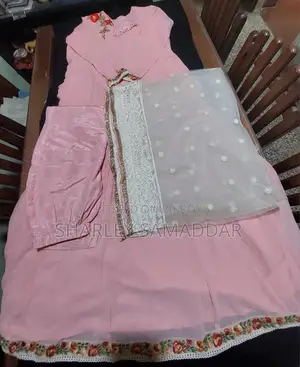 সেলাই করা থ্রি-পিস