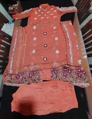 সেলাই করা থ্রি-পিস