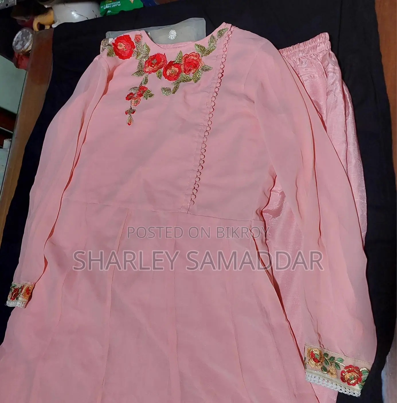 সেলাই করা থ্রি-পিস