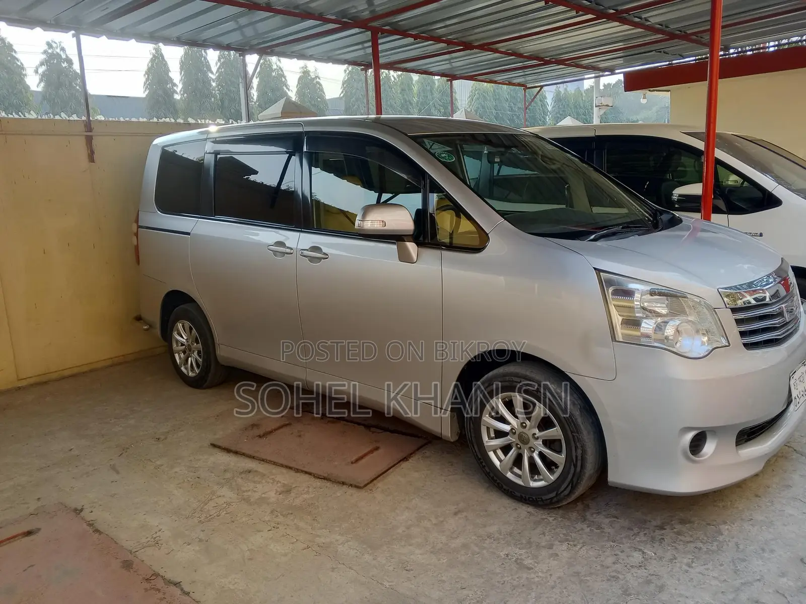 Toyota Noah Car 2013