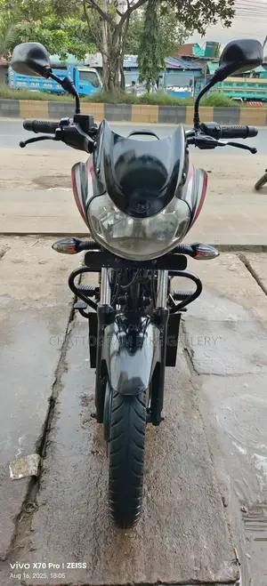 বাজাজ ডিসকভার ১২৫ ২০২৩ ব্ল্যাক