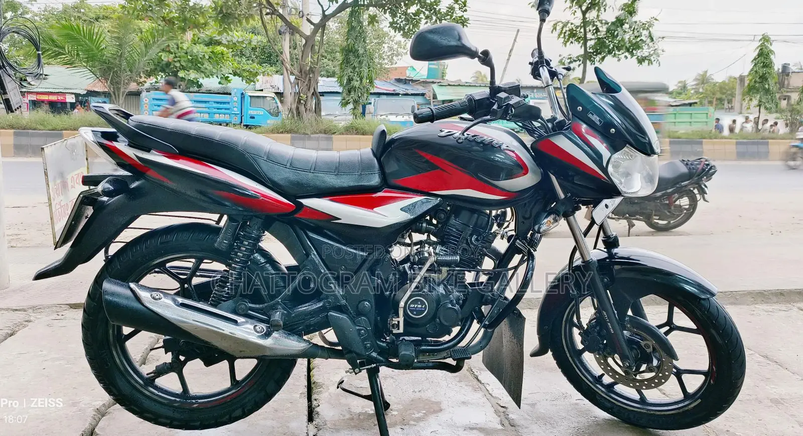 বাজাজ ডিসকভার ১২৫ ২০২৩ ব্ল্যাক