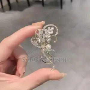 বুকে পার্ল ব্রোচ