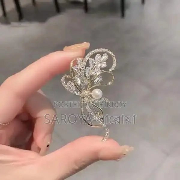 বুকে পার্ল ব্রোচ