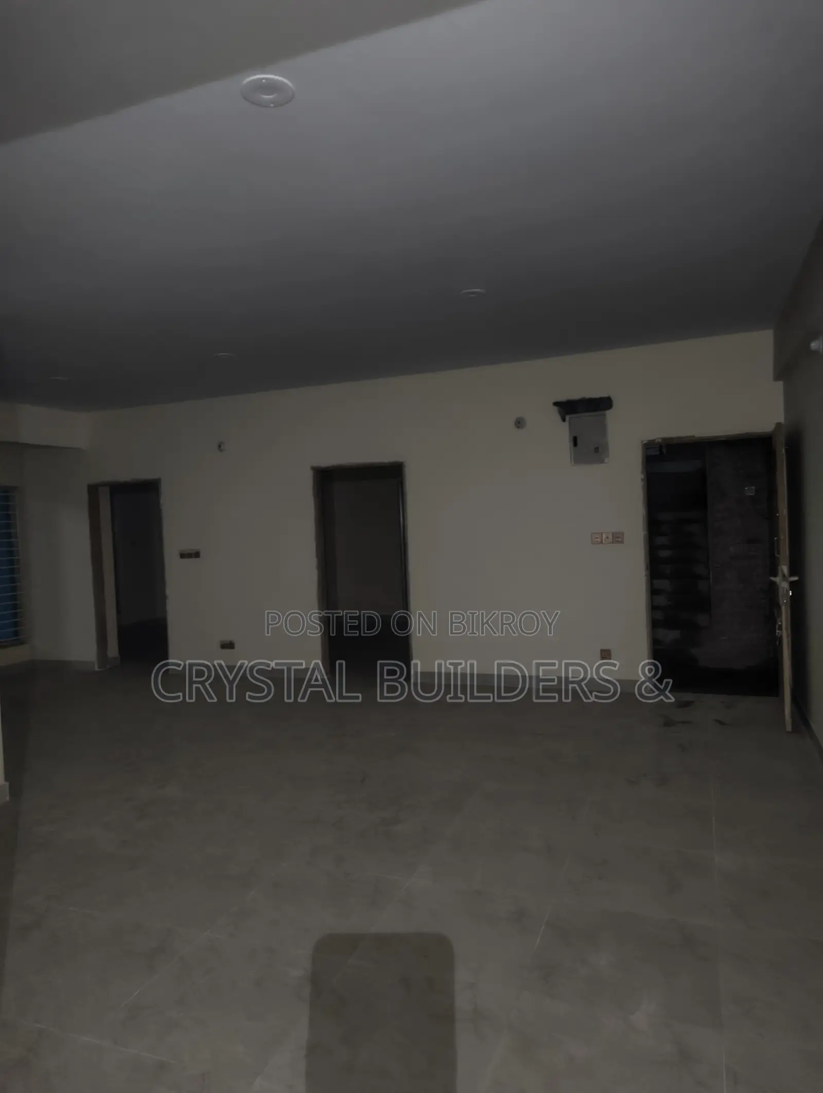 A completely new ready flat in building is for sale on Kazibari.