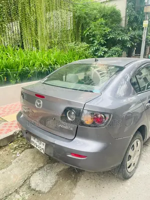 Mazda Axela . 2005