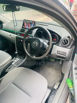 Mazda Axela . 2005