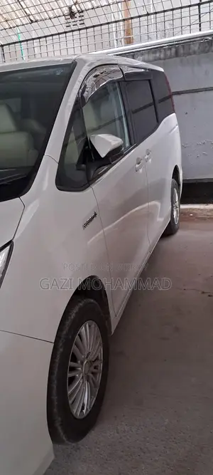 টয়োটা নোয়া ১.৮ ফ্রন্ট হুইল ড্রাইভ হাইব্রিড (৭ সিটার) ২০১৪ পার্ল