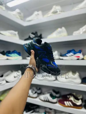 ক্যাজুয়াল স্নিকার্স