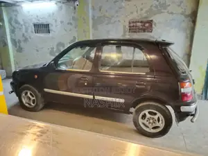 নিসান মার্চ ১৯৯৬ লাল