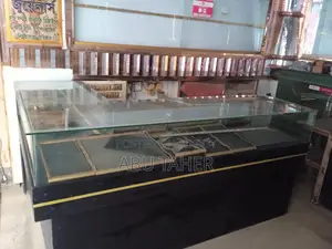 শো কেস ও সিন্ধুক অর্ধেক দামে বিক্রি হবে