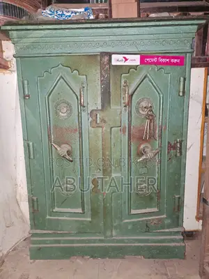শো কেস ও সিন্ধুক অর্ধেক দামে বিক্রি হবে